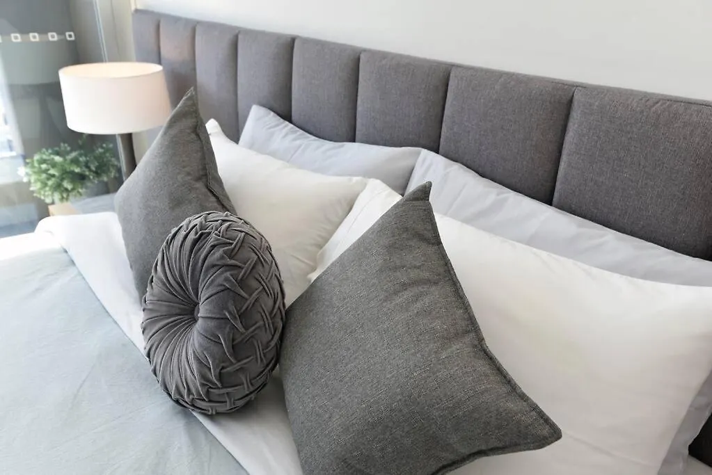 Luxury Overlooking Hindmarsh Sq With Pool & Gym Adelaide